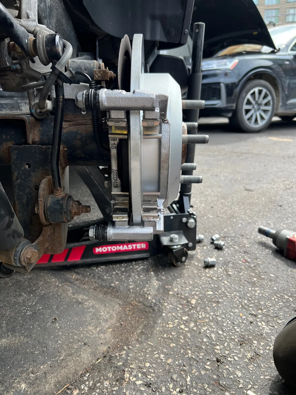 Jeep Wrangler JL Rear caliper bracket rubbing rotor IMG_9042