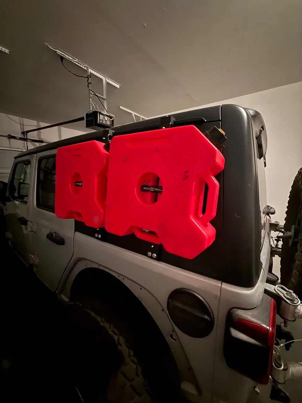 Jeep Wrangler JL Fuel jugs IMG_4777