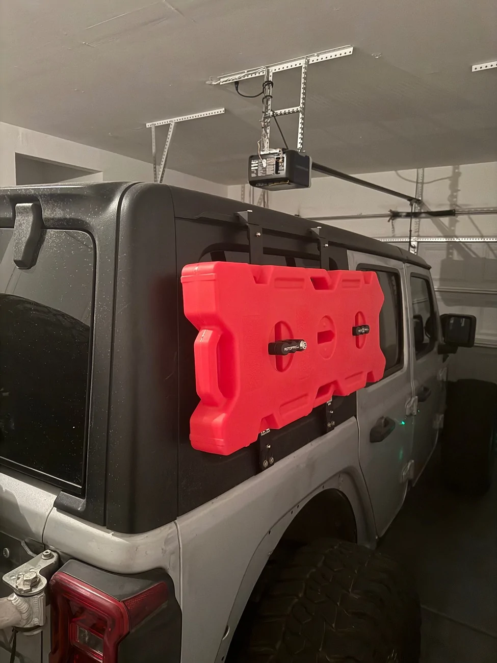 Jeep Wrangler JL Fuel jugs IMG_4776