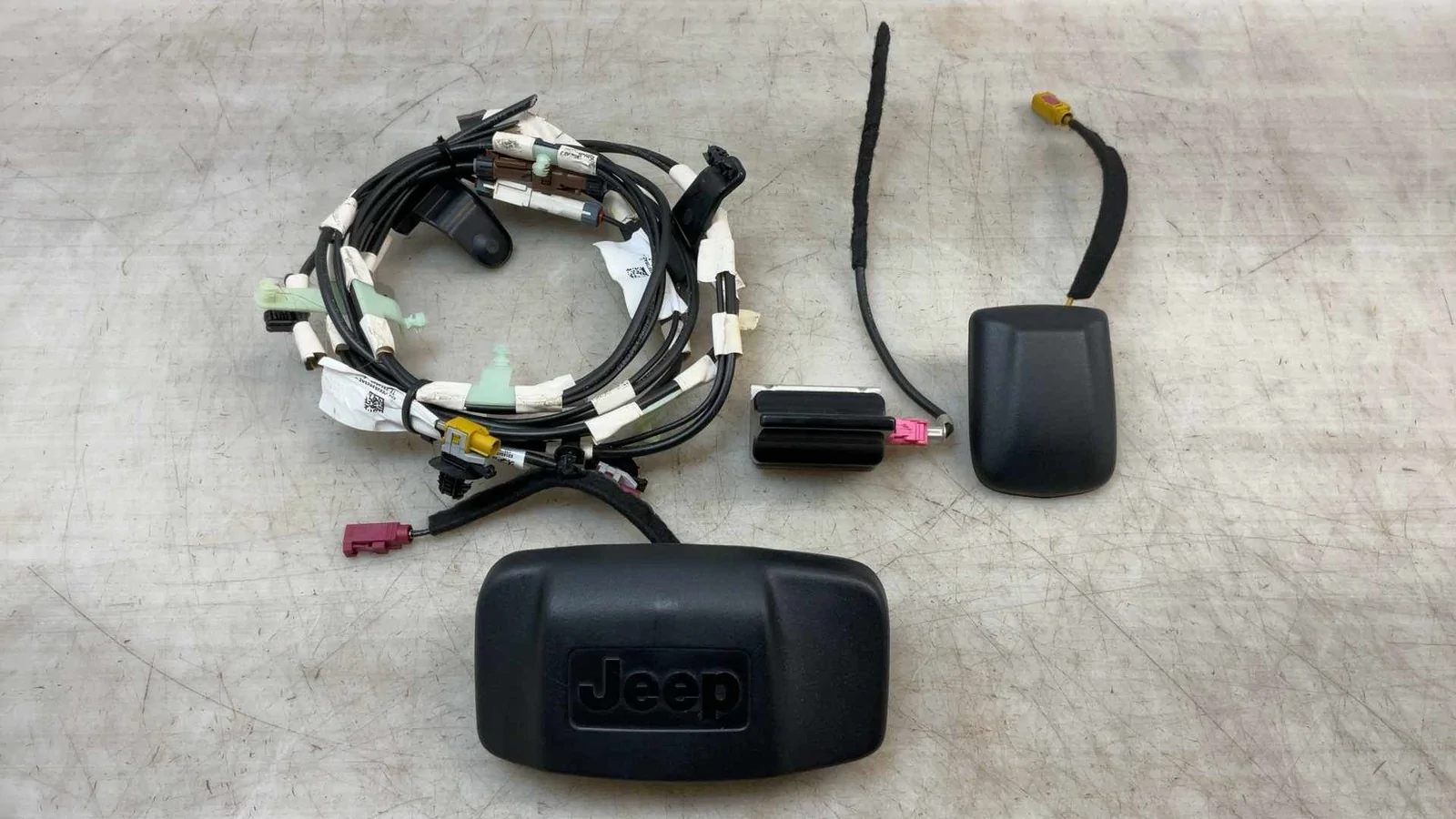 Jeep Wrangler JL Has anyone disconnected the Windshield antenna 1782359260978-4