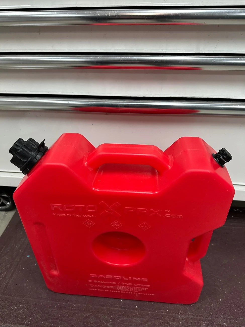 Jeep Wrangler JL Fuel jugs IMG_0925