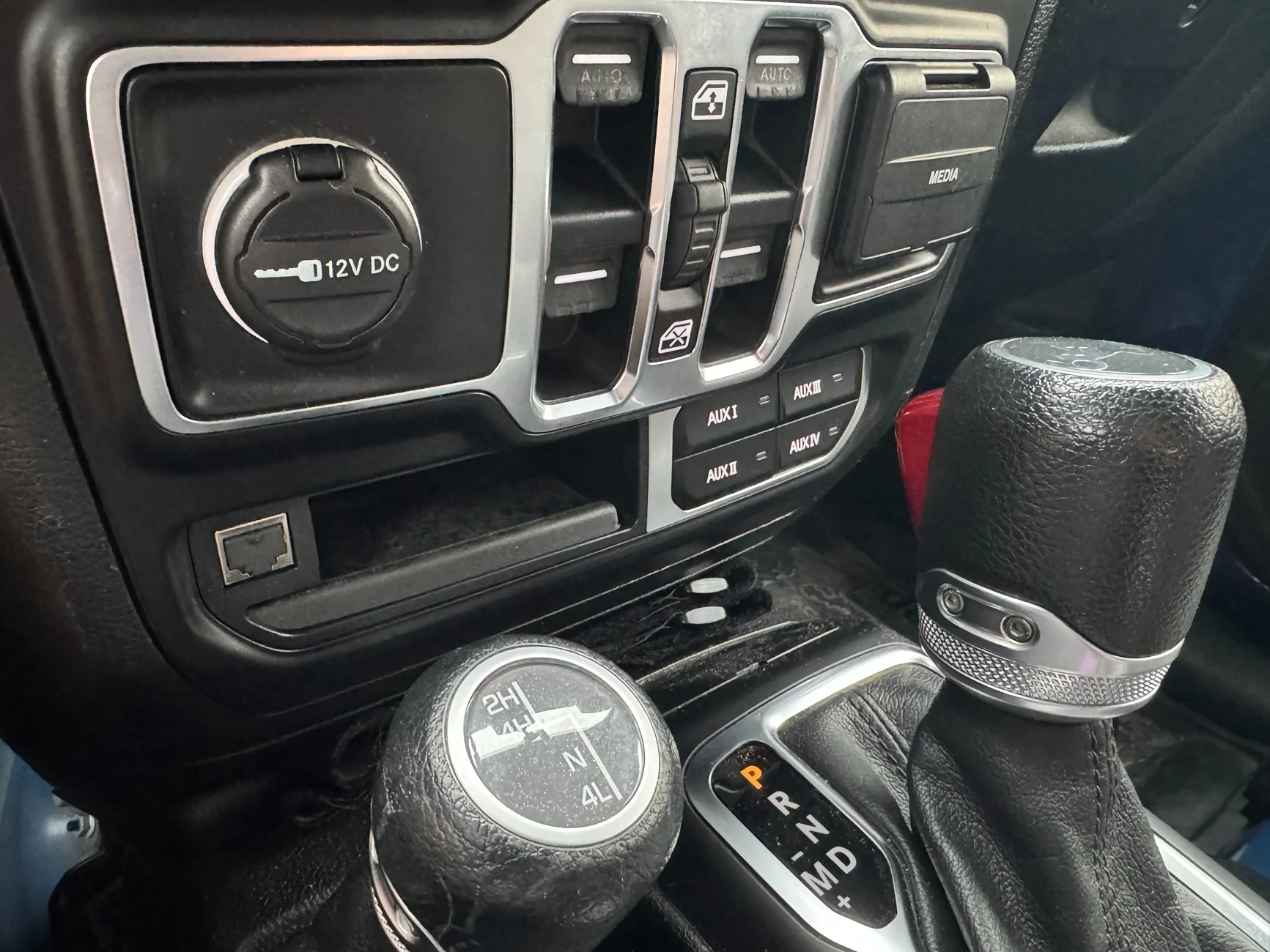 Jeep Wrangler JL Adding Aux switch group IMG_4314