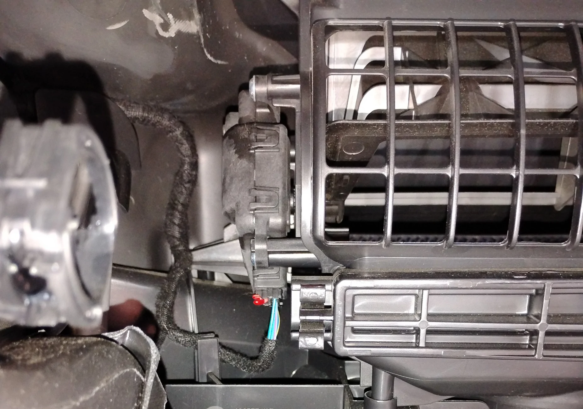 Jeep Wrangler JL Replacing blend door actuator Orig in situ