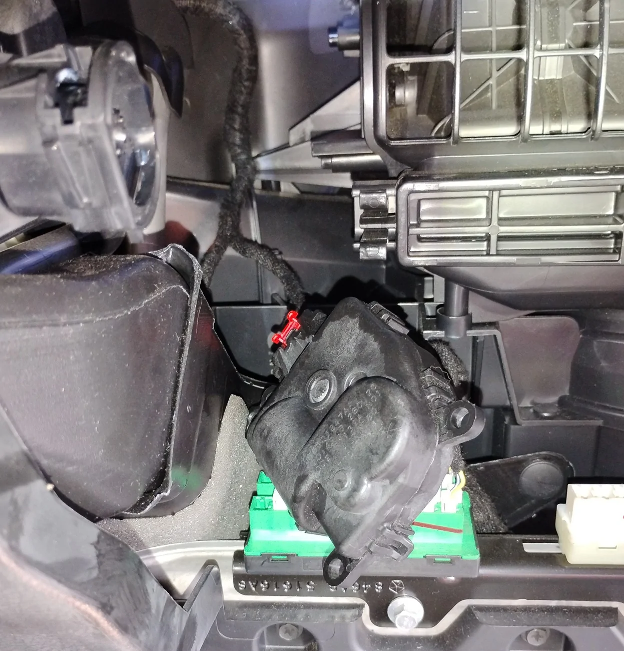 Jeep Wrangler JL Replacing blend door actuator Orig unscrewed