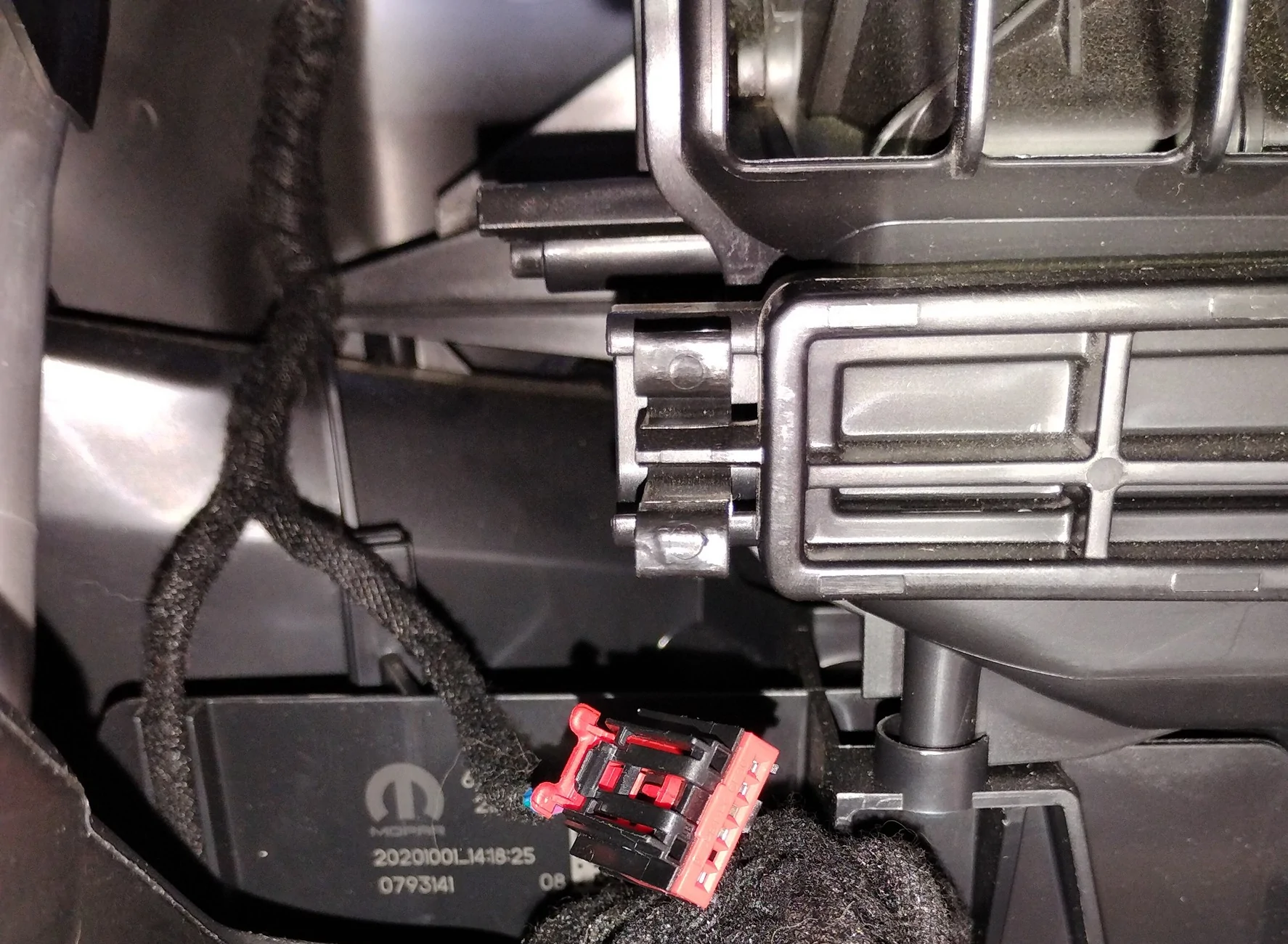Jeep Wrangler JL Replacing blend door actuator Connector