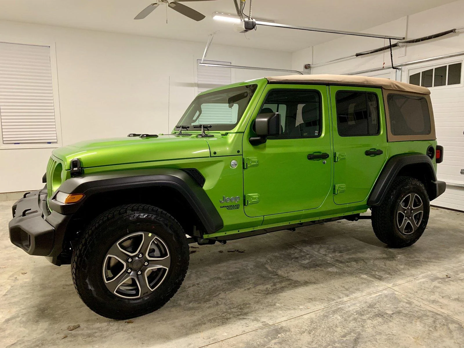 Jeep Wrangler JL Tan Soft Tops 562C1488-DA82-447B-A224-9968362ABFF7