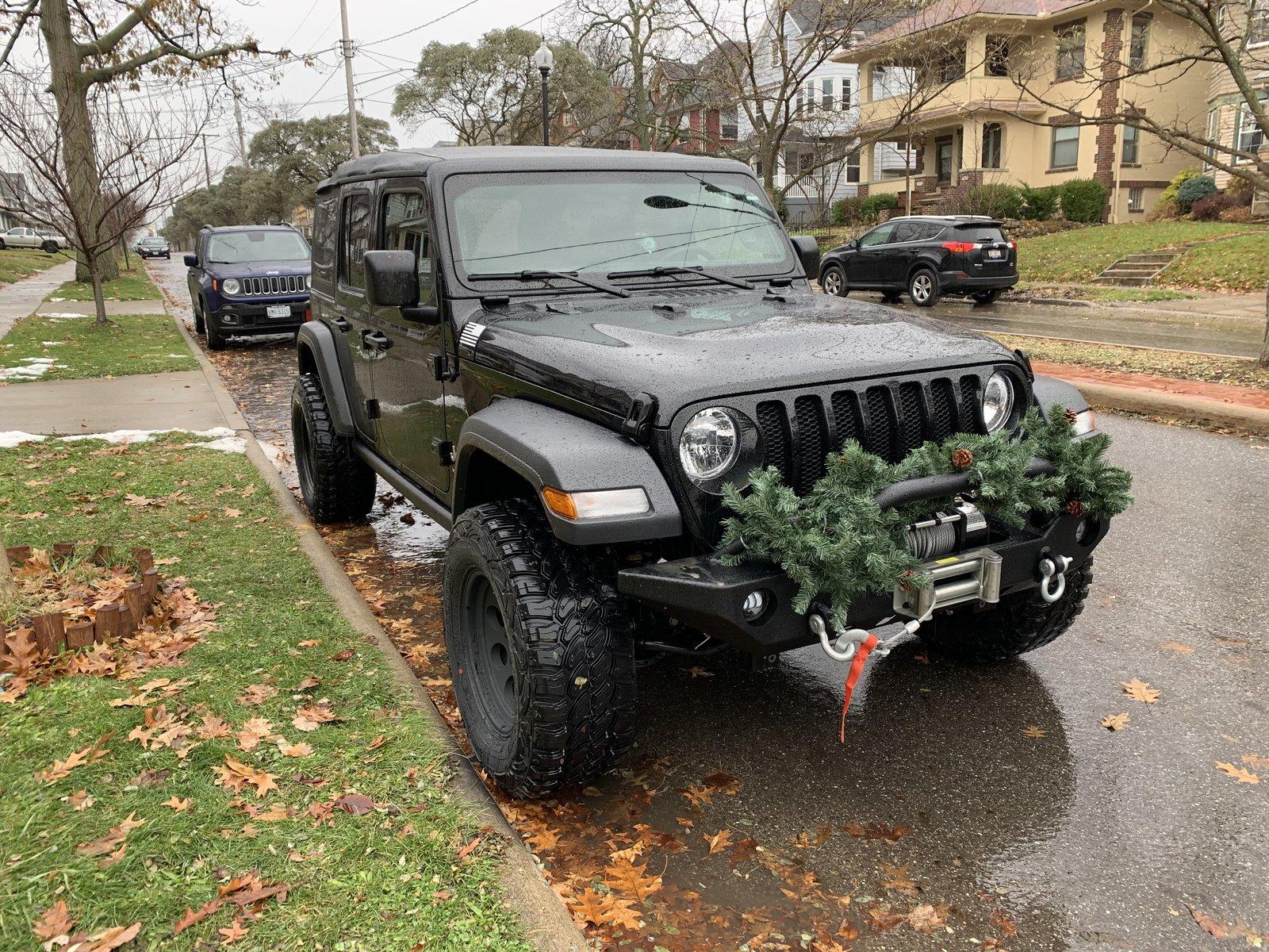 Jeep Wrangler JL Post your festive Jeep here! 82482091-DACF-42C5-9D14-B25BF08AD4B2