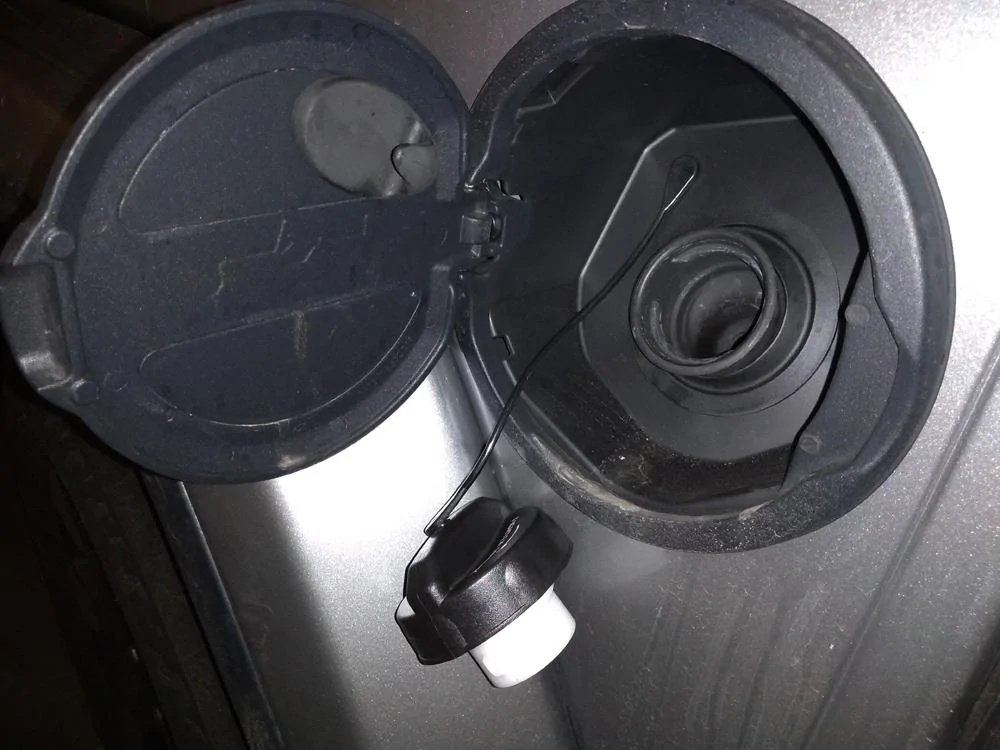 Jeep Wrangler JL Gas cap tether too short? Fuel door and hook (1)