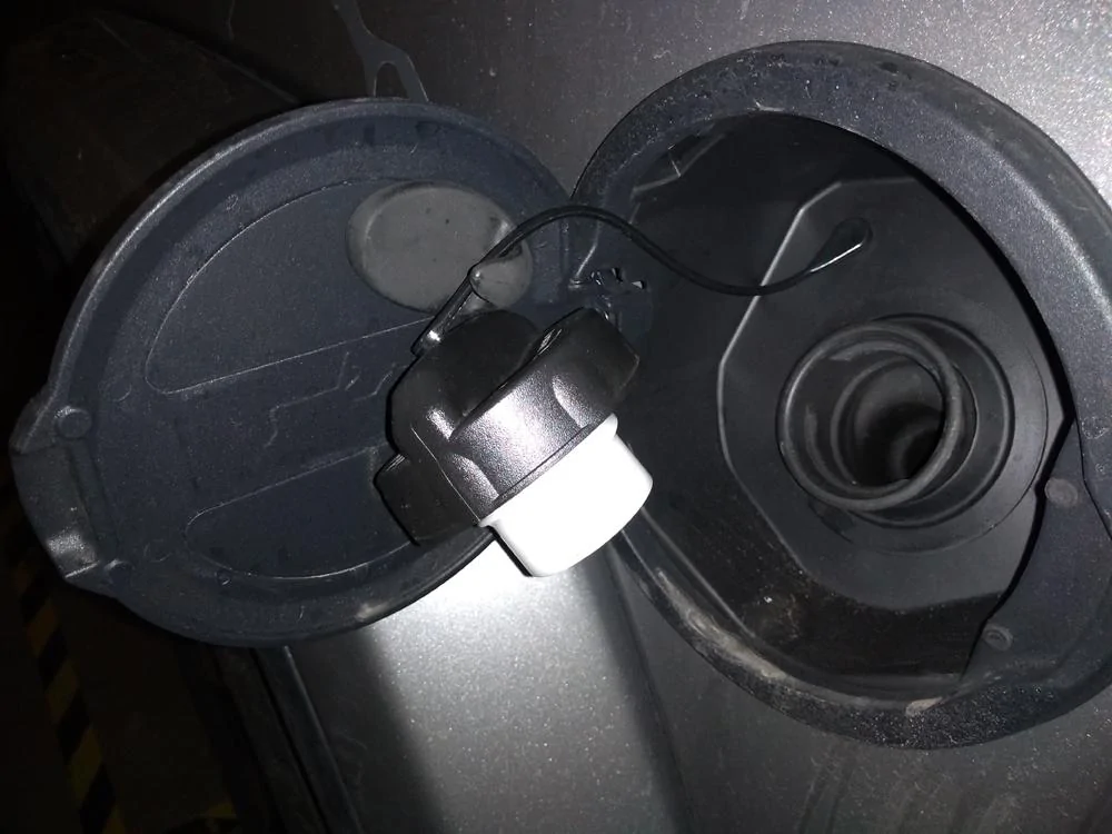 Jeep Wrangler JL Gas cap tether too short? Fuel door and hook (3)