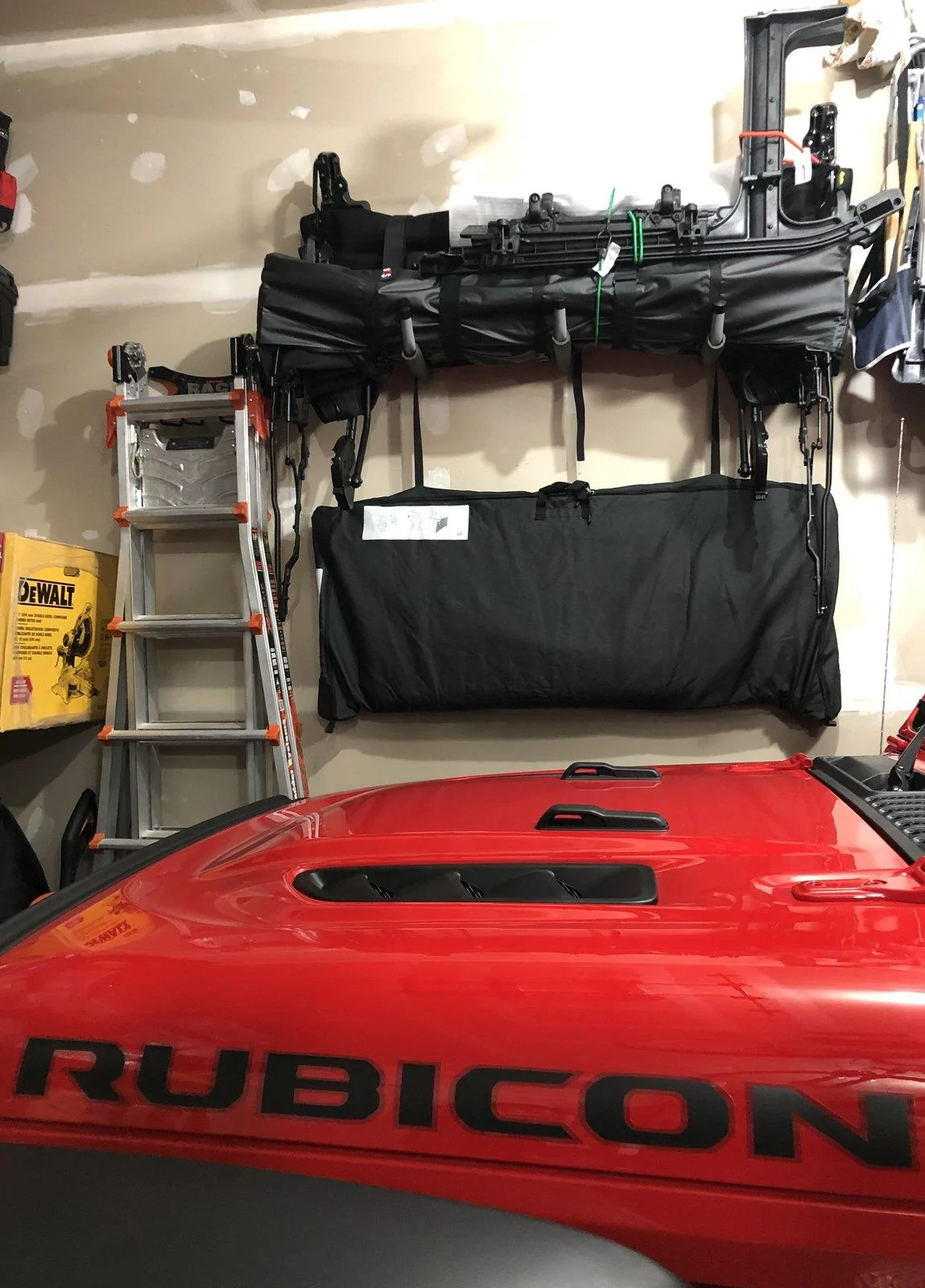 Jeep Wrangler JL Folding up Soft-top and storage Soft top storag