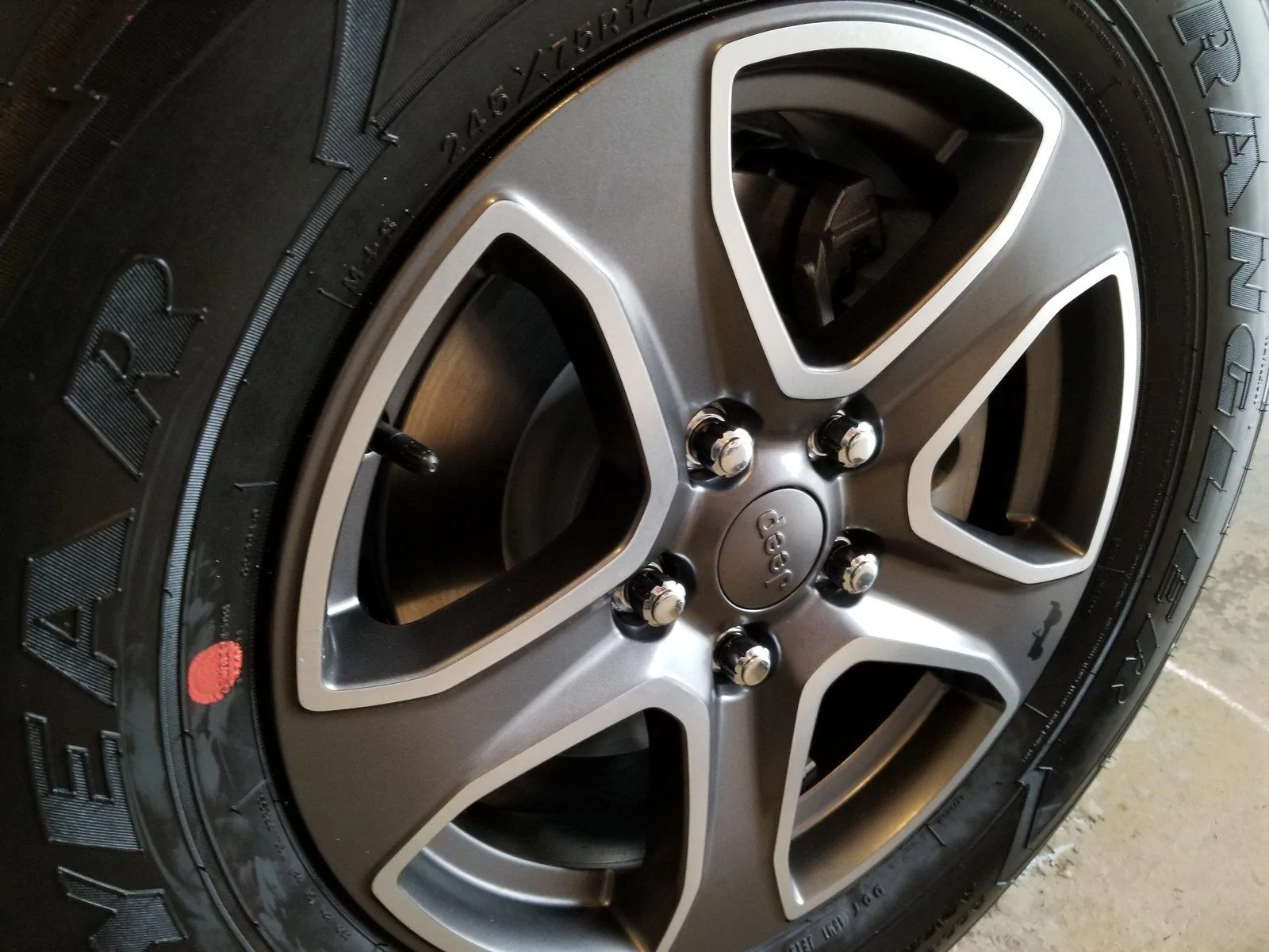 Jeep Wrangler JL Red Dot on Tires 20181215_112526