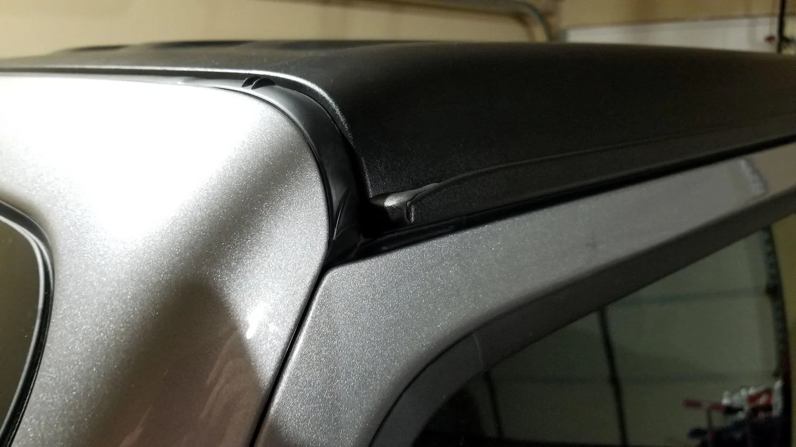 Jeep Wrangler JL Hardtop rain gutter drains into cabin 20181223_171936
