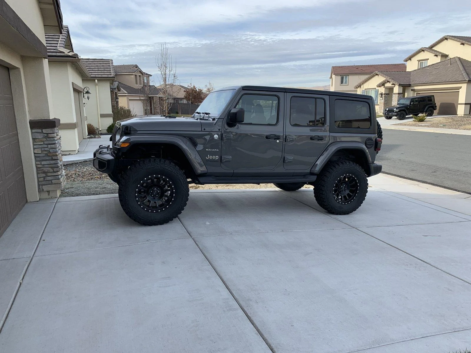 Jeep Wrangler JL Sting Gray Owners w/ aftermarket wheels please post pics 0907B04A-AF02-455A-9CFD-9F3D057559D8