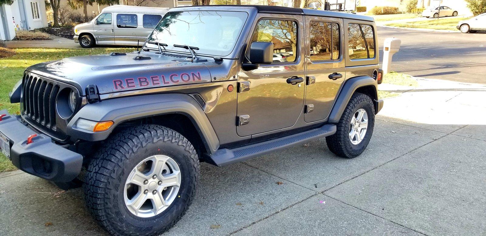 Jeep Wrangler JL Falken Wildpeak A/T3W 285/75R17 on Sport-S no lift 20181230_125435