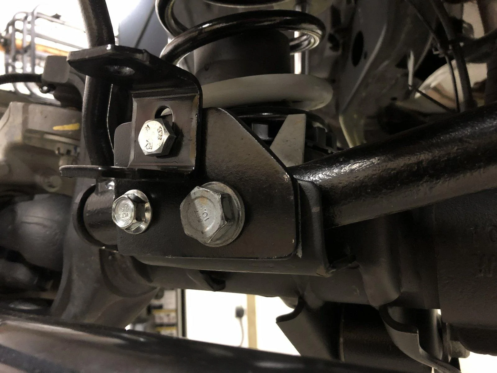 Jeep Wrangler JL Steering Stabilizer Relocation IMG_2339