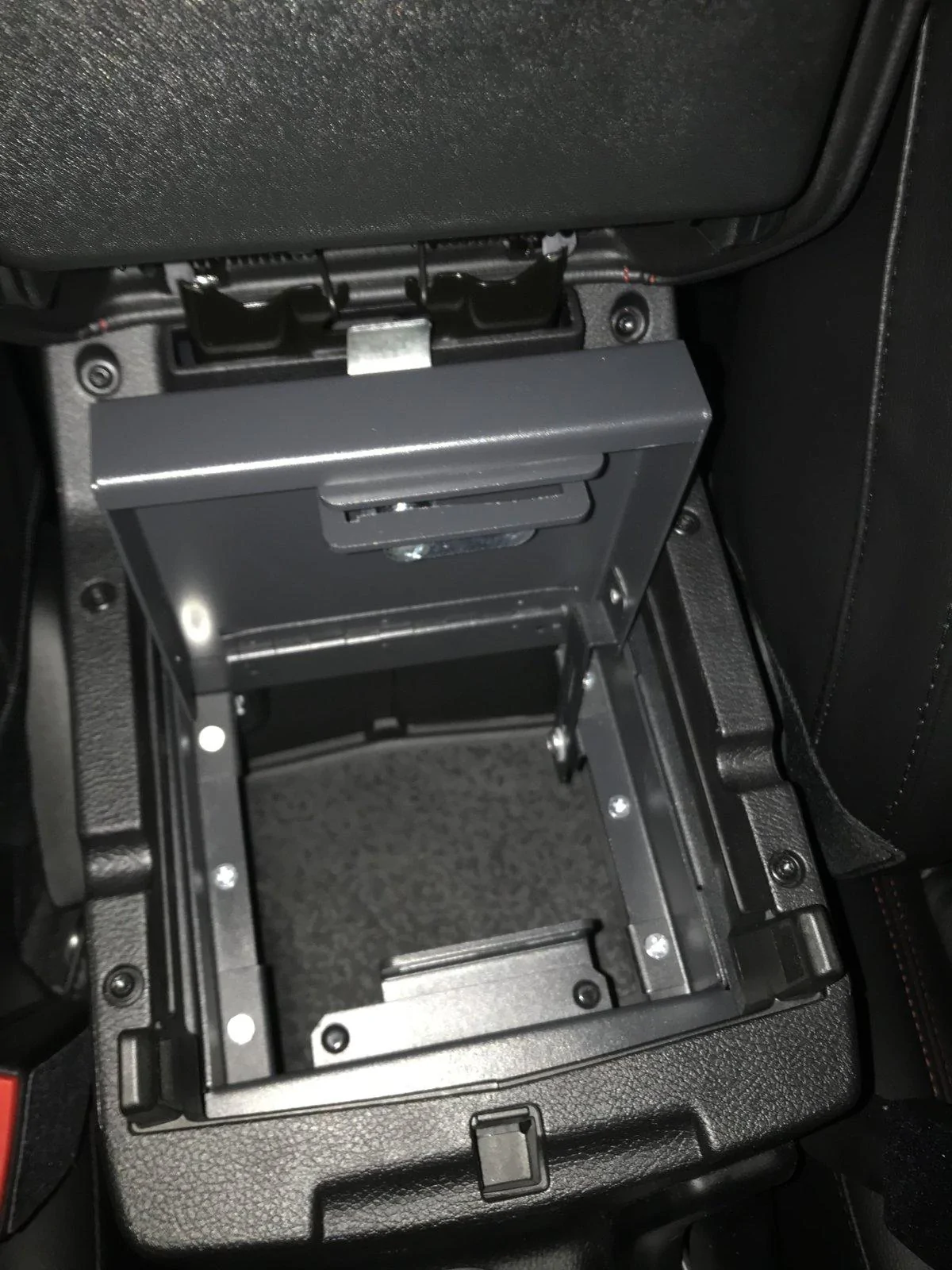 Jeep Wrangler JL Locking Console Option 366DC012-B18F-4001-ACF0-067351ABA750