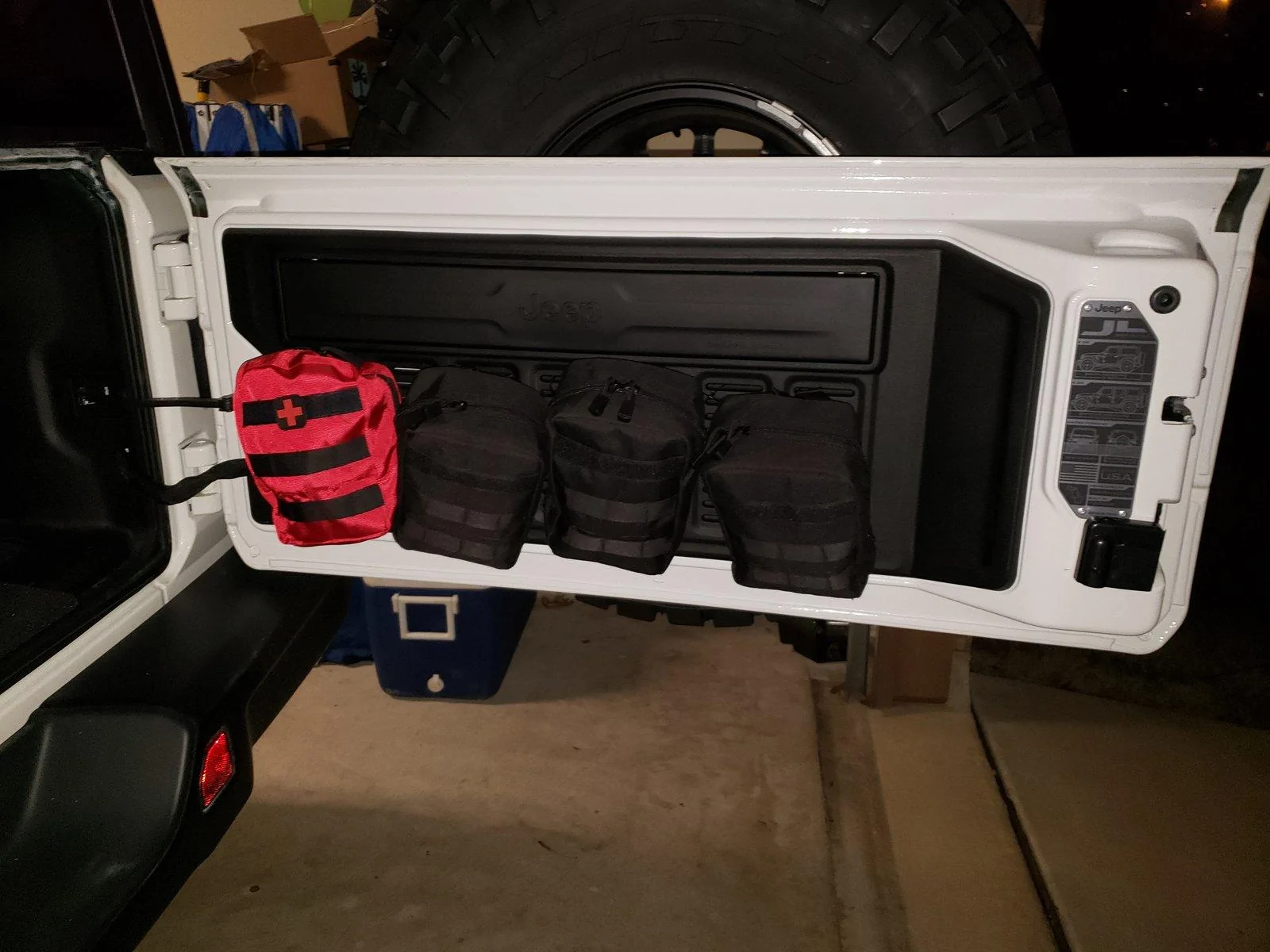Jeep Wrangler JL MOLLE bag tailgate setup 20190113_212849