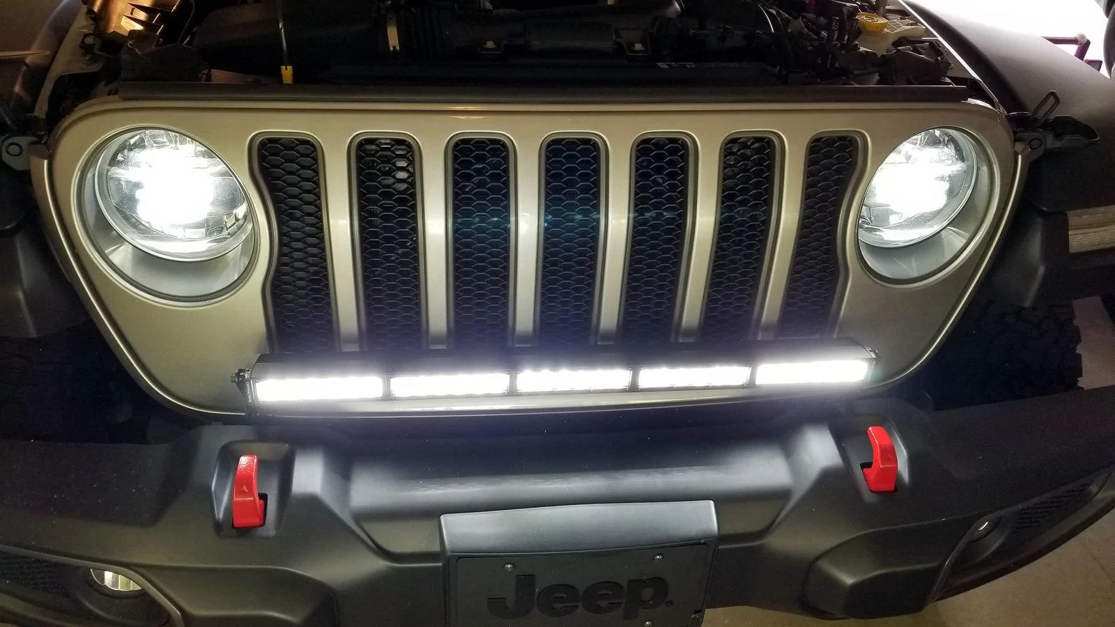 Jeep Wrangler JL Diode Dynamics: light bar on plastic bumper 20190126_161015