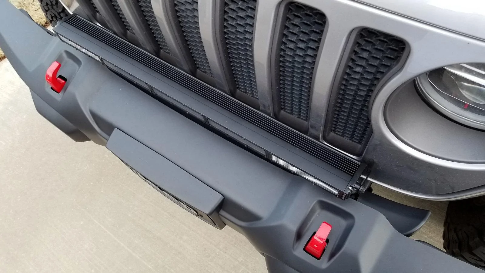 Jeep Wrangler JL Diode Dynamics: light bar on plastic bumper 20190126_163234