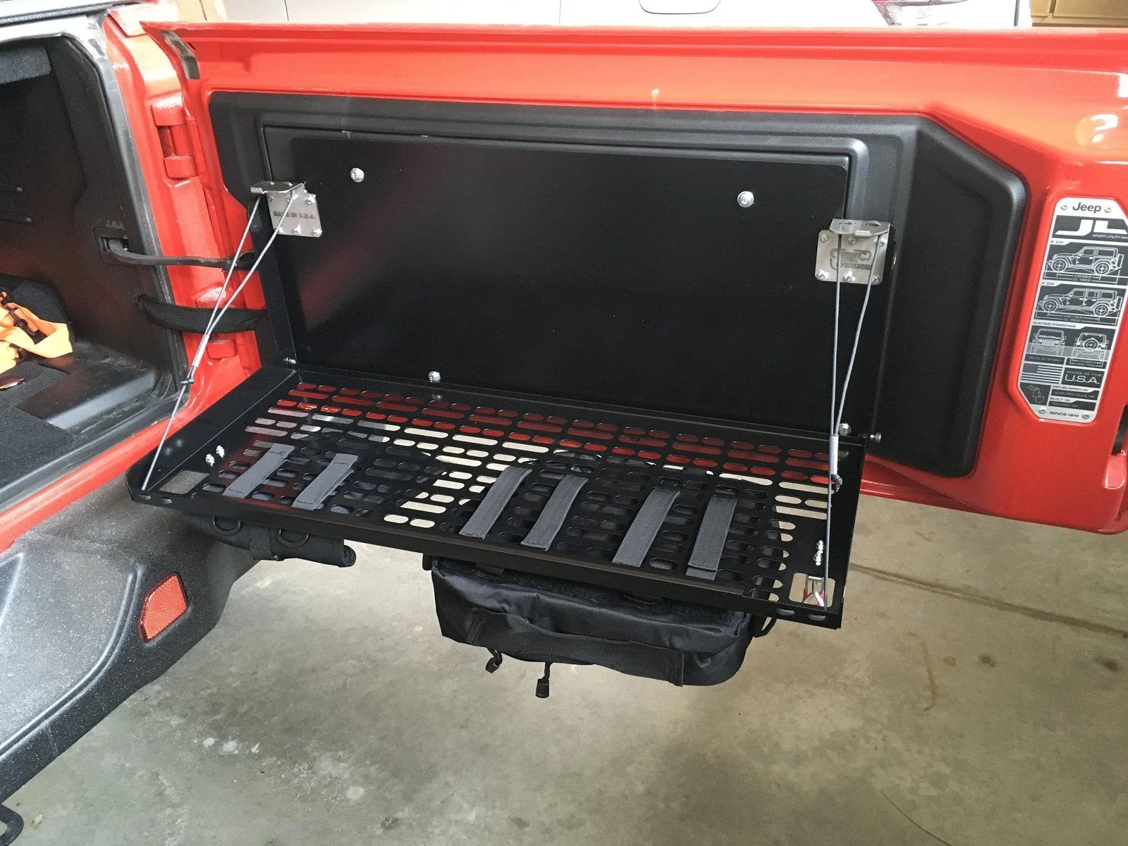 Jeep Wrangler JL Springtail folding tailgate table BDBE4298-5157-4045-B5EB-8CEF5B0AA214
