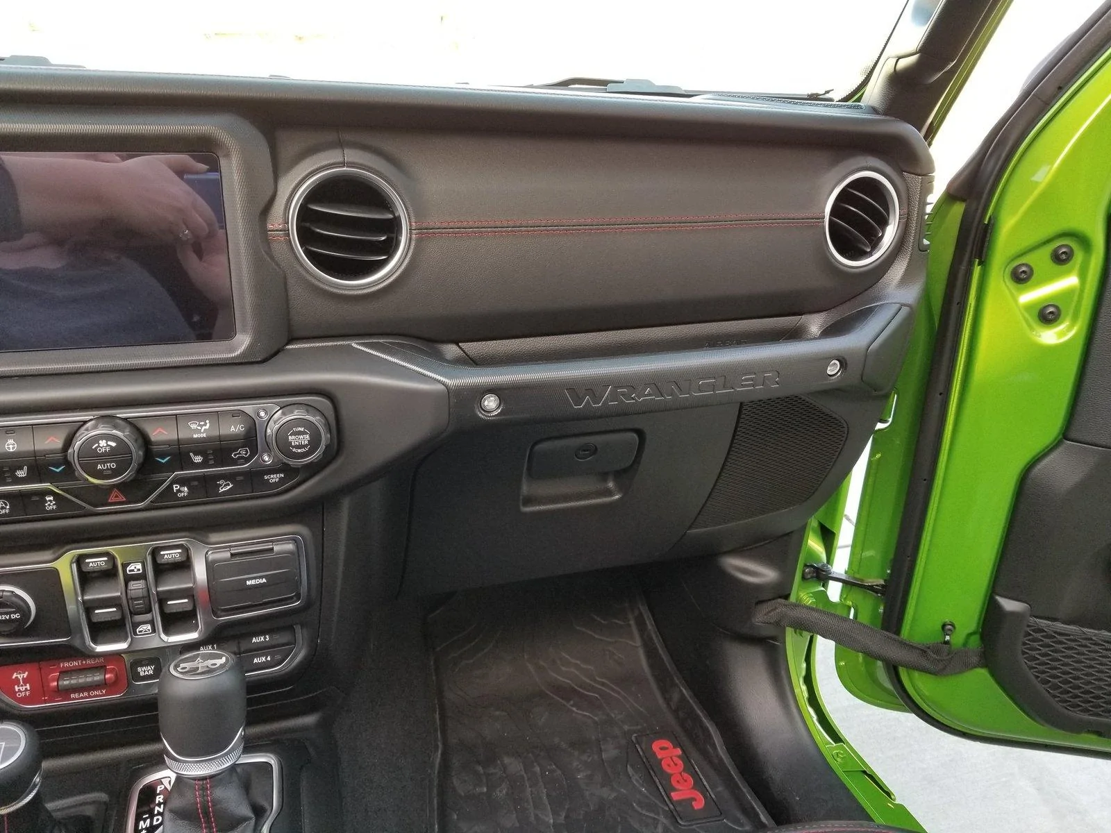 Jeep Wrangler JL The Leather Dash Option sideRedLeather