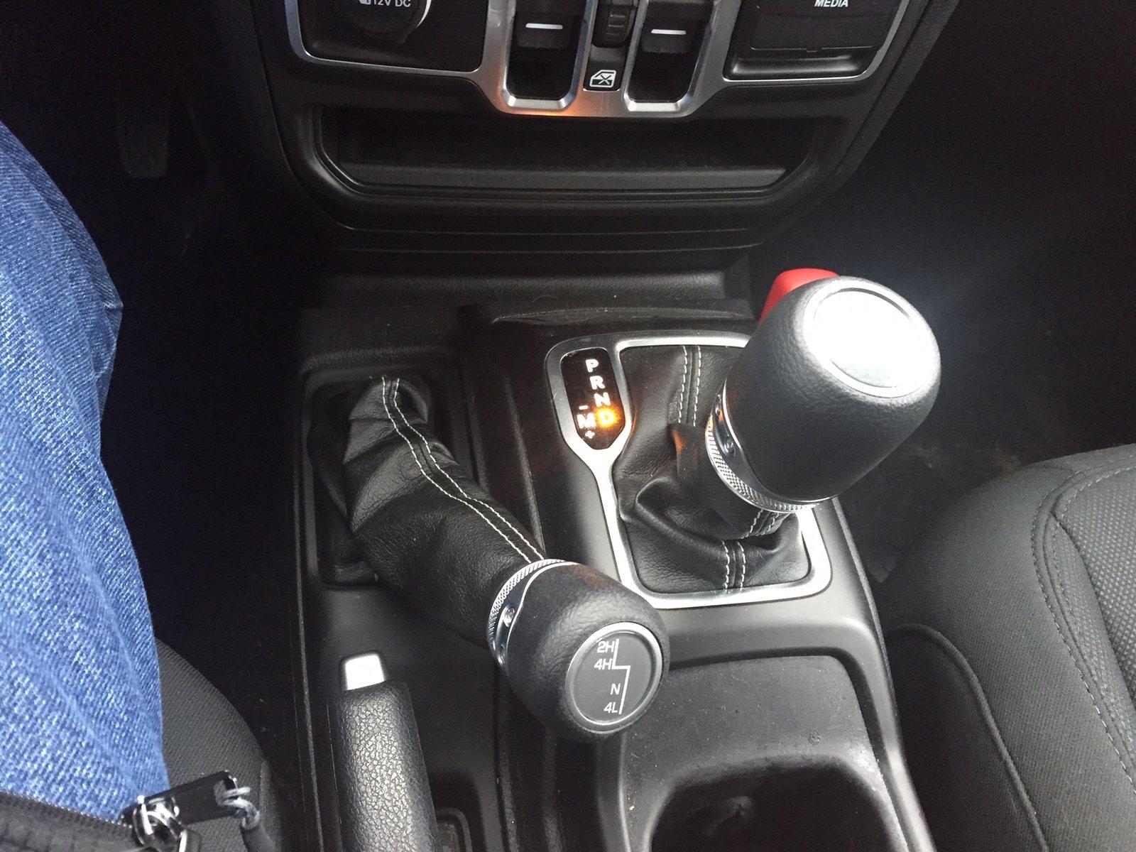Jeep Wrangler JL Shift knob and dashboard 4WD mode indicator differ IMG_1413.JPG