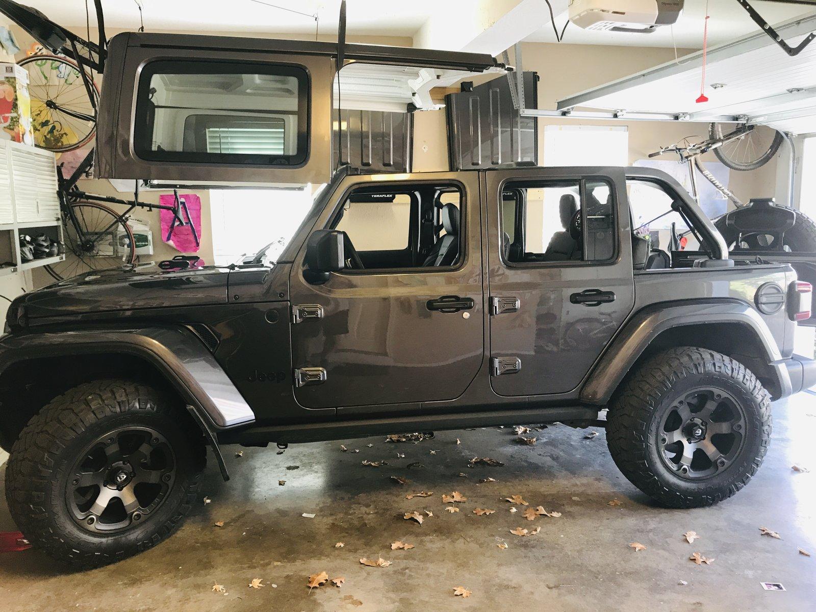 Jeep Wrangler JL Blacked out emblems 1C86553E-C3B9-4292-B73B-6957870E307F