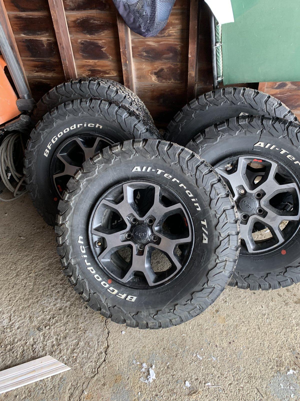 Jeep Wrangler JL Rubicon wheels and tires 4391B82E-E9B2-4A2B-B7B1-6D81AFA01938