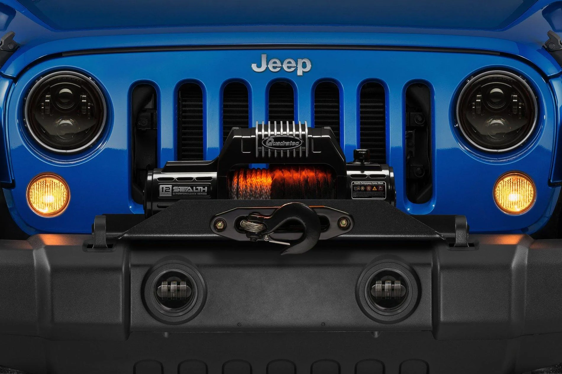 quadratec-q12000is-with-synthetic-winch-line-upclose-led-on.webp