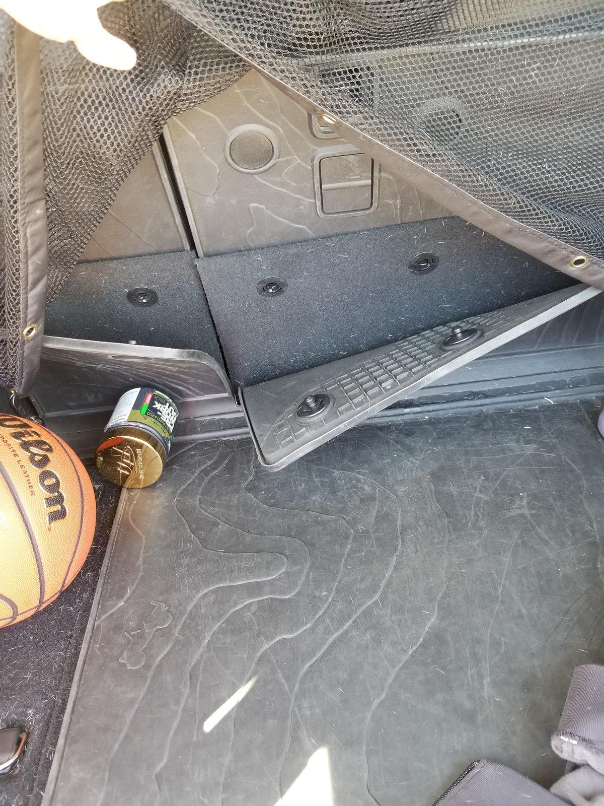 Jeep Wrangler JL Mopar cargo mats unsnapping 20190317_122049