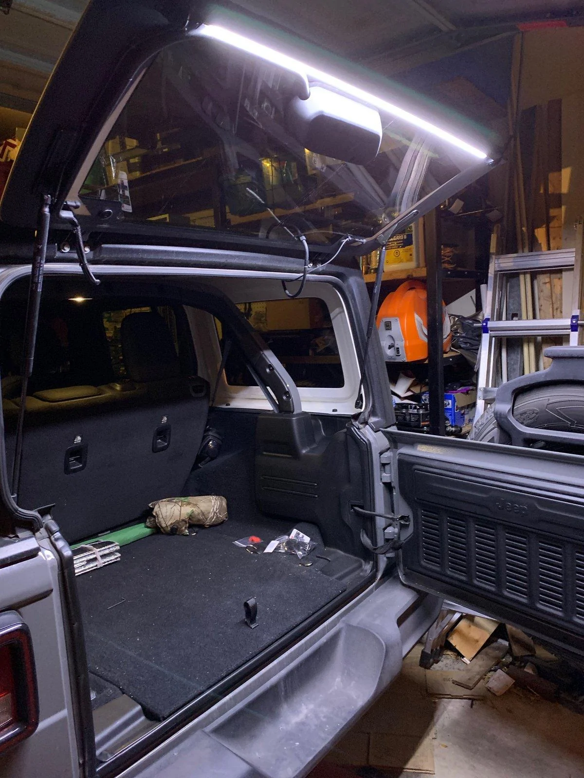 Jeep Wrangler JL Tailgate Brawlee LED light IMG_0550