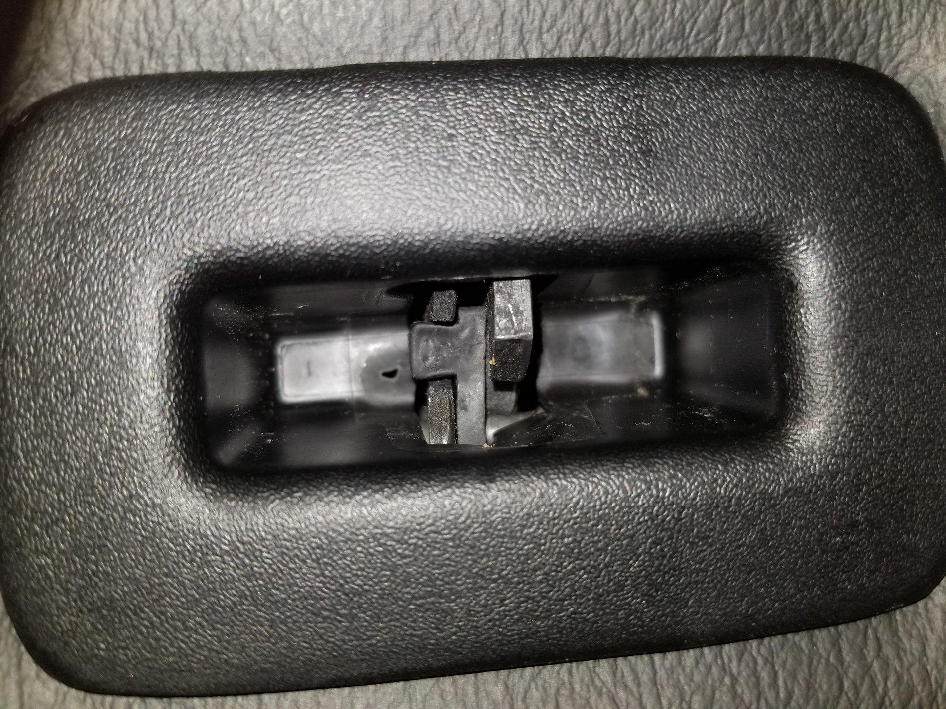 Jeep Wrangler JL Benchseat cupholder latch broken? latch