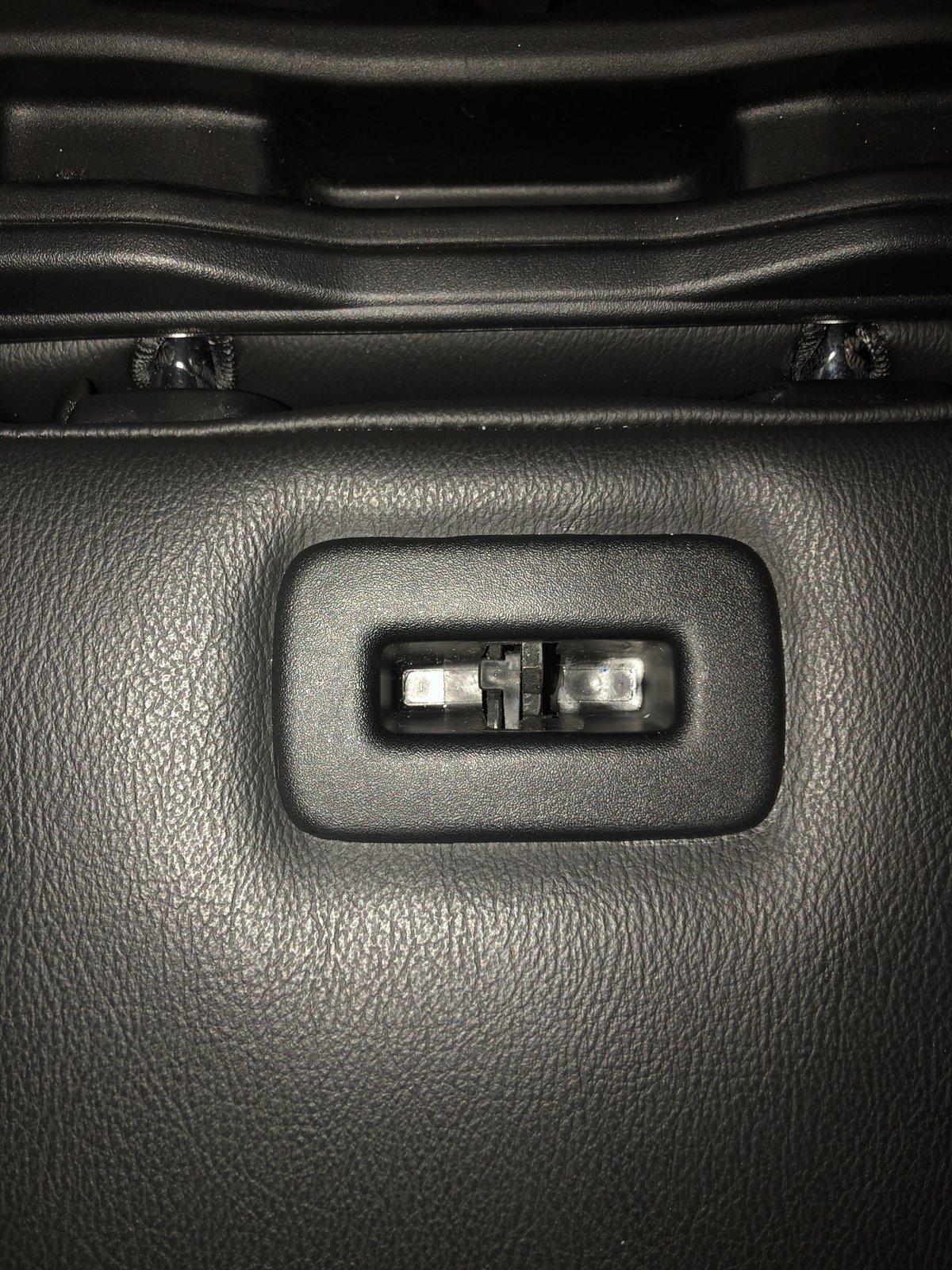 Jeep Wrangler JL Benchseat cupholder latch broken? 0B1C12AB-FF9F-4AE5-A4A1-61F078CF7CA2