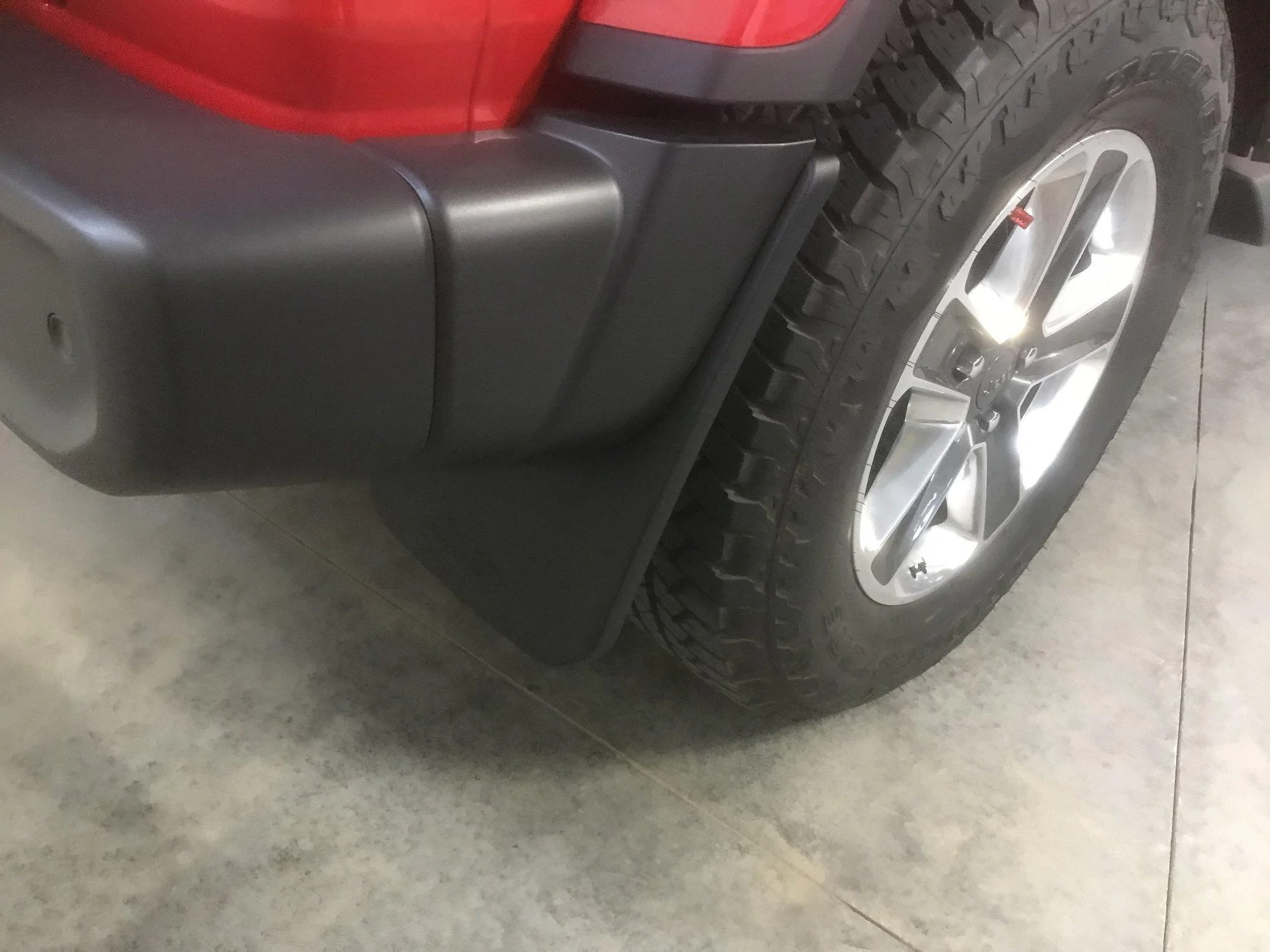 Jeep Wrangler JL OEM mudflaps and locking gas cap installed IMG_4211