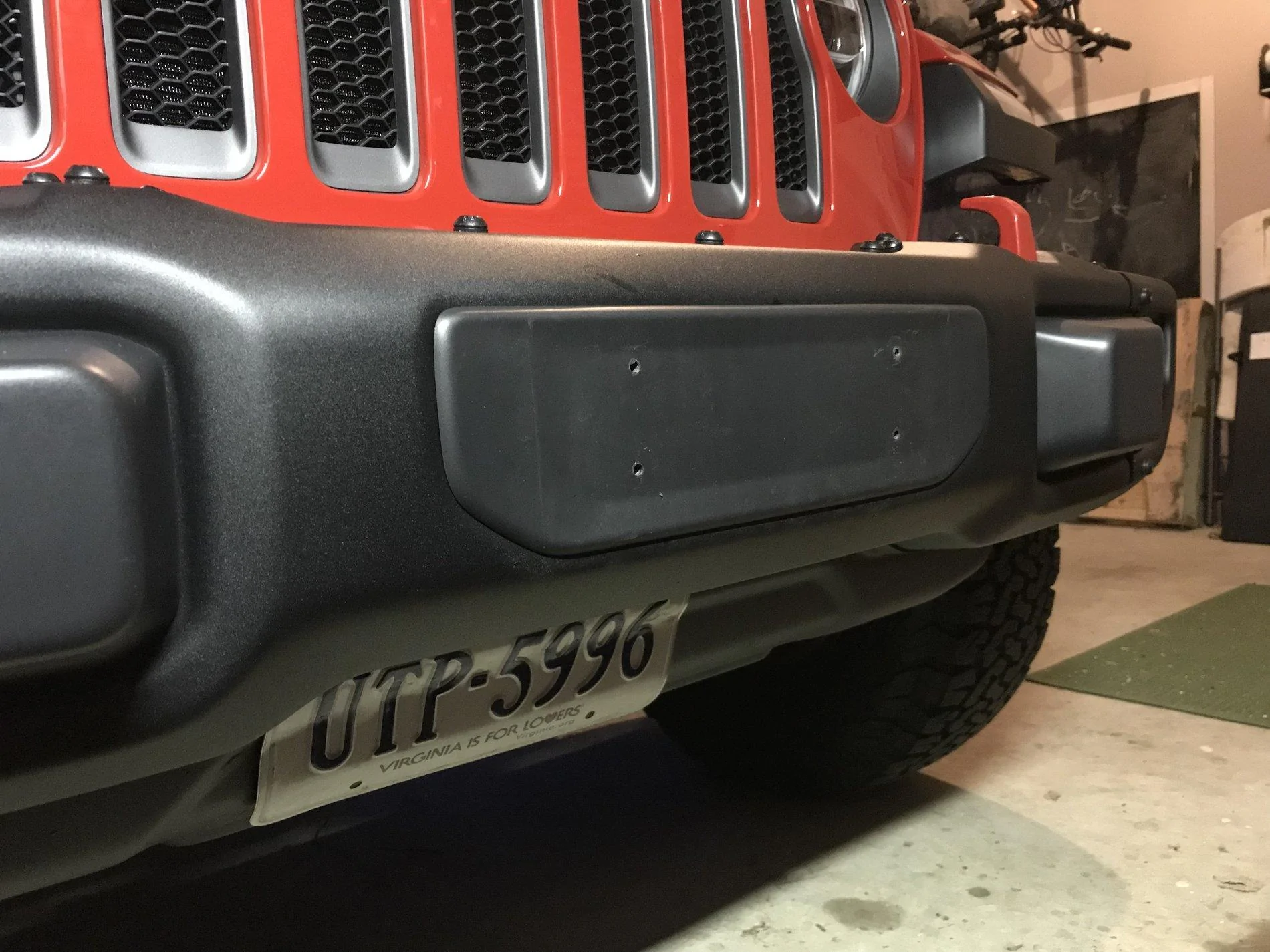 Jeep Wrangler JL Inconspicuous Front Plate 3725670F-5B24-49BA-AB63-3A83AF0CCF7F