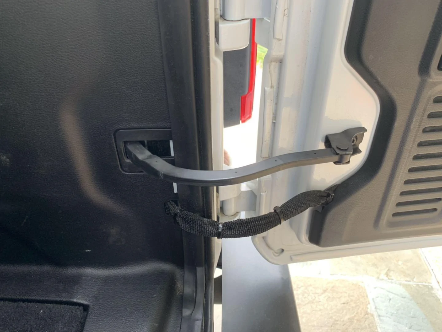 Jeep Wrangler JL Tailgate door check broken cannot shut the door? f214dc555f4c4d3ec915de3904f4020