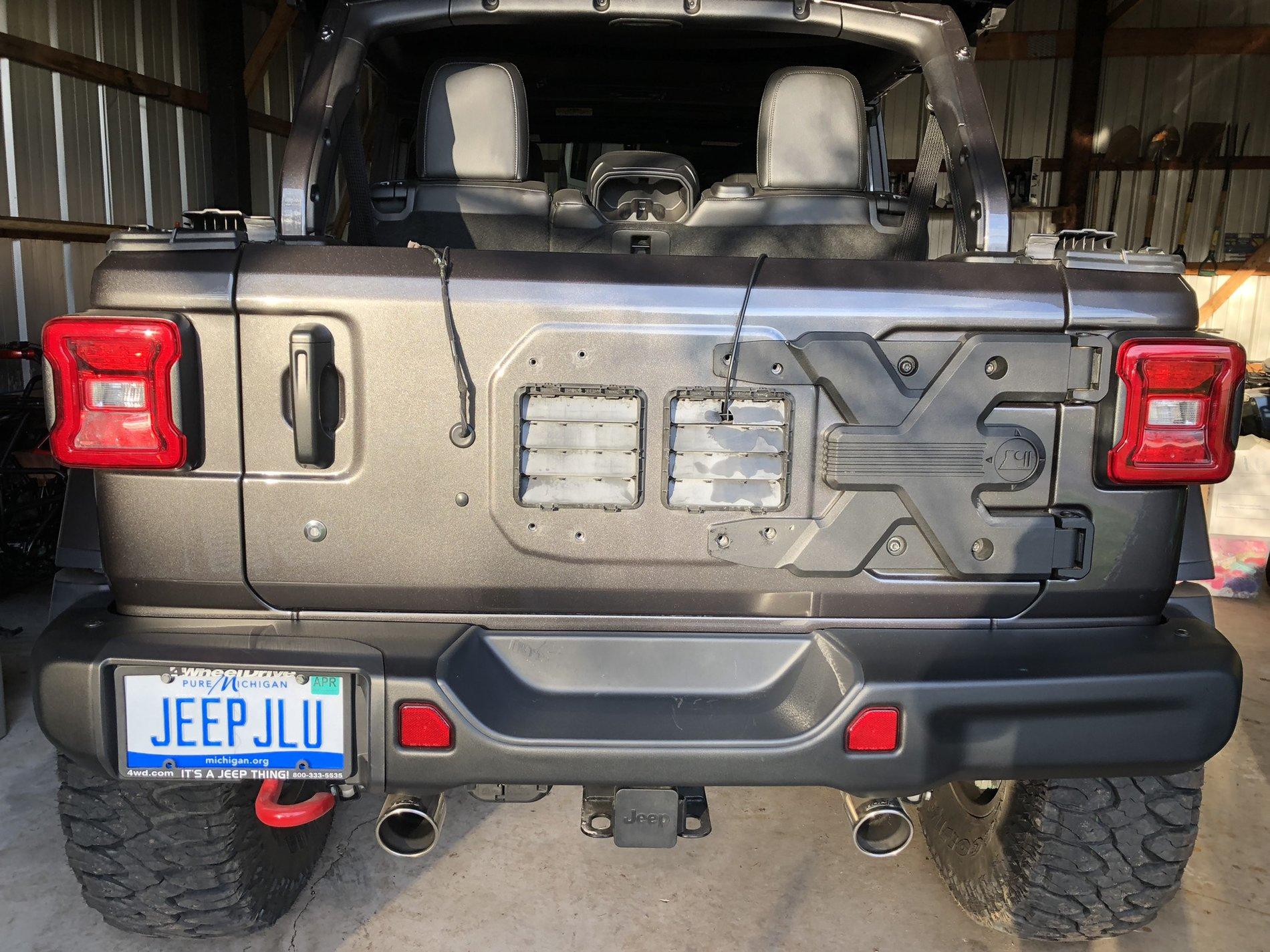 Jeep Wrangler JL Rugged Ridge carrier plate added.... rrmount1
