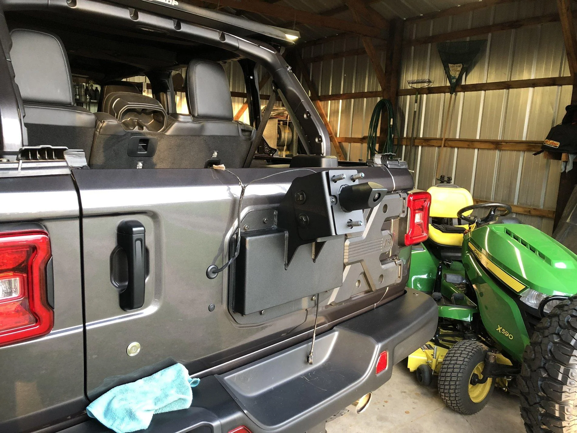 Jeep Wrangler JL Rugged Ridge carrier plate added.... rrmount3