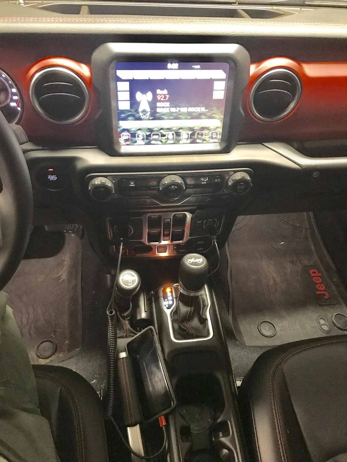Jeep Wrangler JL Custom wireless phone mount enpjrvG