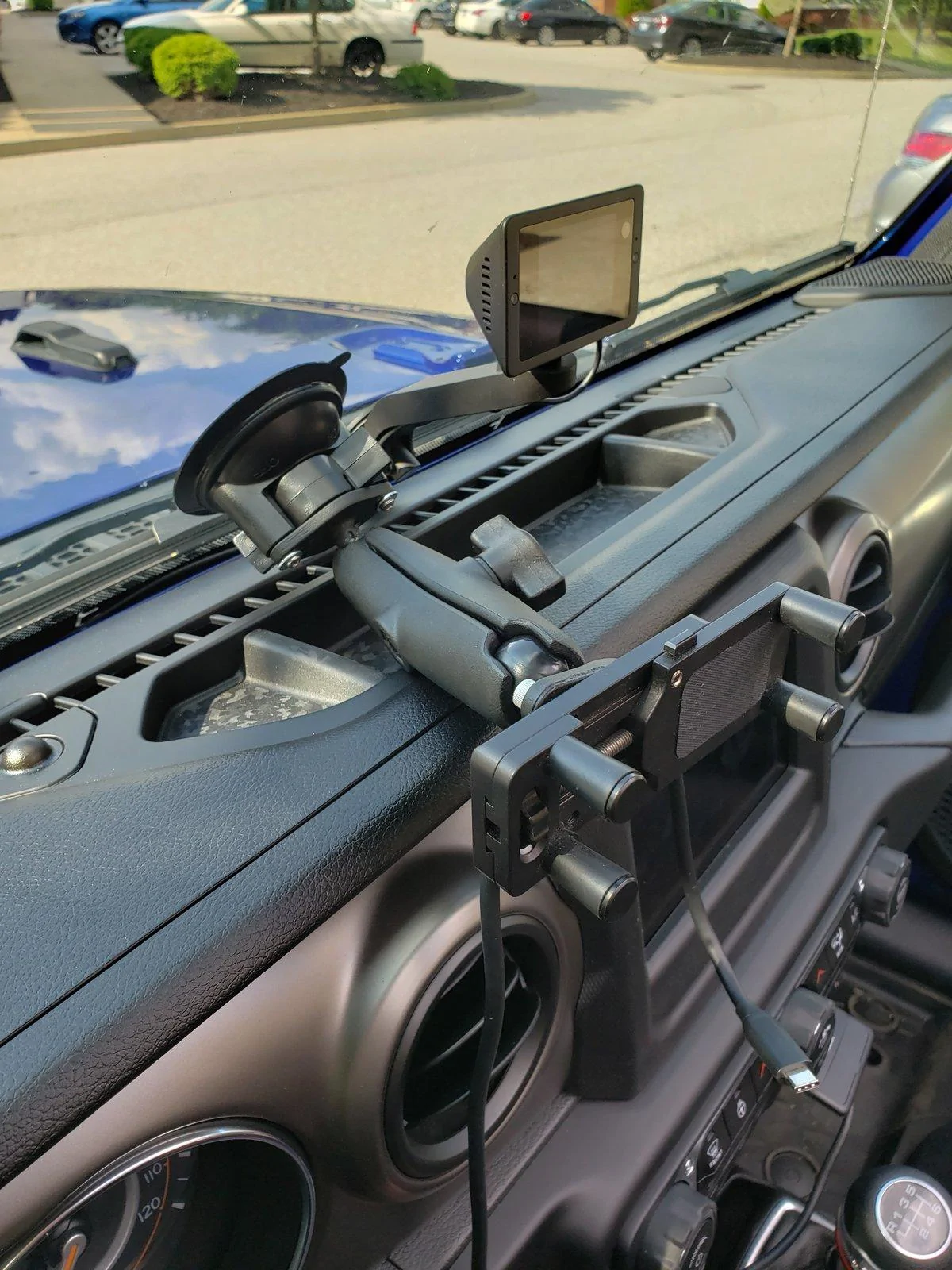 Jeep Wrangler JL How does everyone mount their cell phones? 20190518_170311