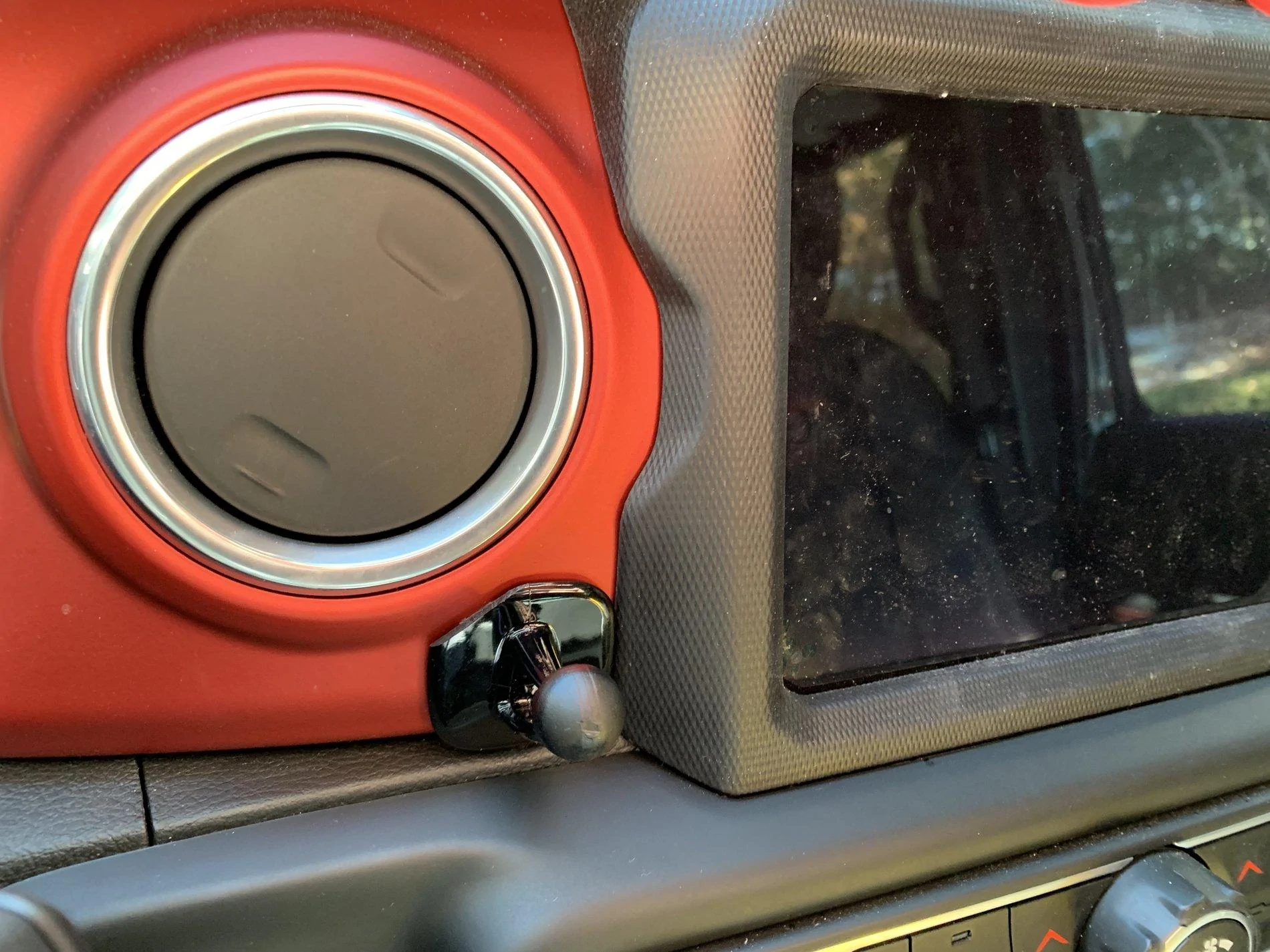 Jeep Wrangler JL Wireless Cellphone Charger 20190324_150814099_iOS