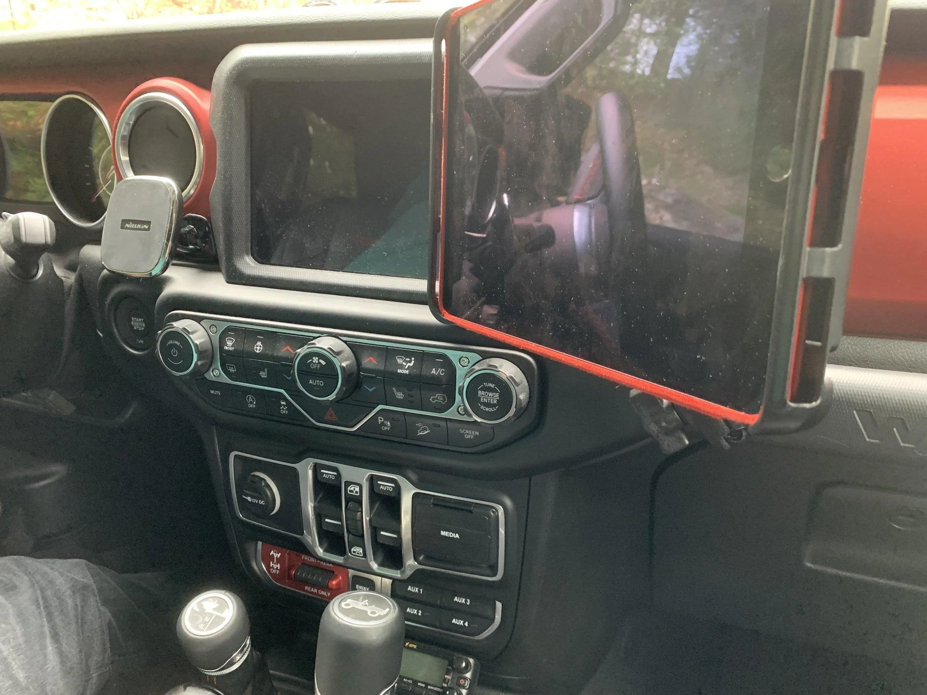 Jeep Wrangler JL Wireless Cellphone Charger 20190505_154718905_iOS