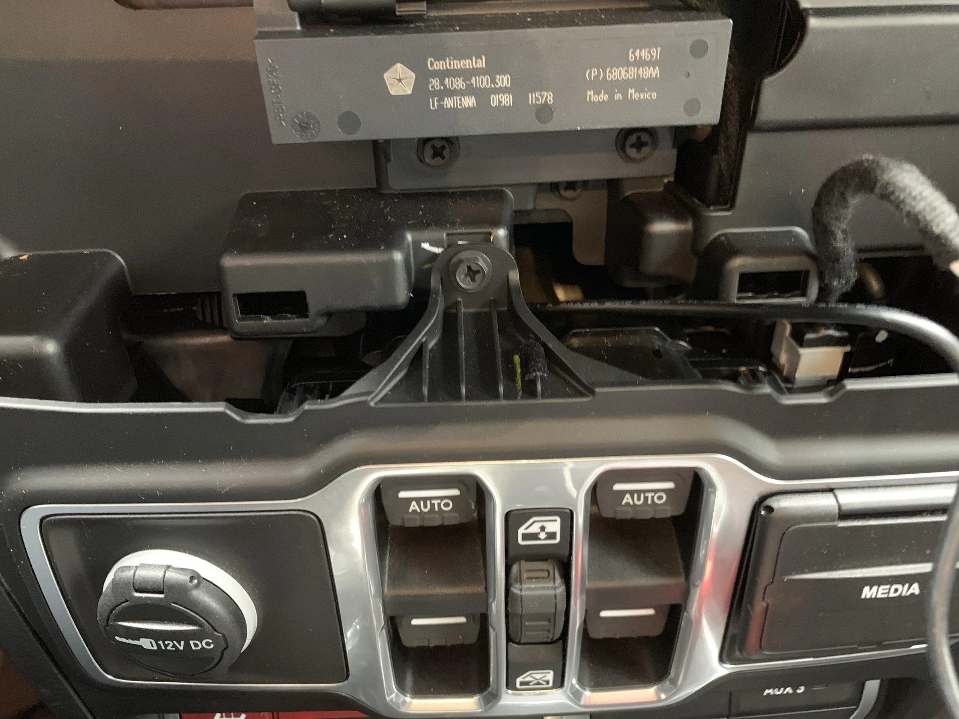 Jeep Wrangler JL Wireless Cellphone Charger 20190505_155943758_iOS
