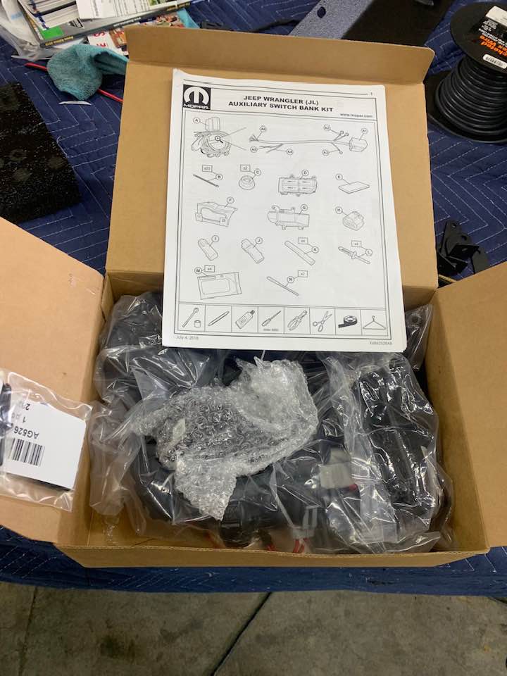 Jeep Wrangler JL Auxiliary switch kit Mopar 82215190 60874246_10212039753022729_3209034091366187008_n