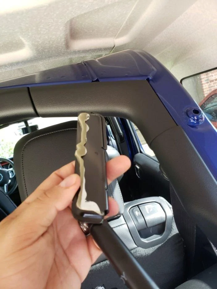 Jeep Wrangler JL Rear window strut bracket - fell off! Anyone fix it before? fa4nk4