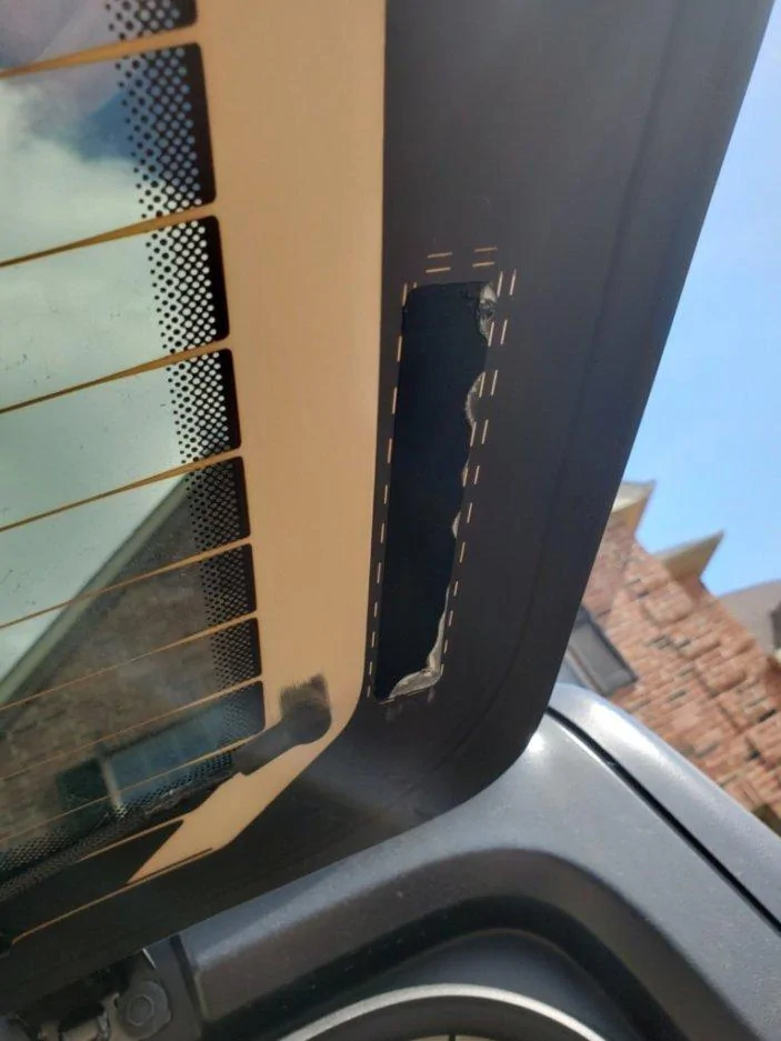 Jeep Wrangler JL Rear window strut bracket - fell off! Anyone fix it before? kah5xj