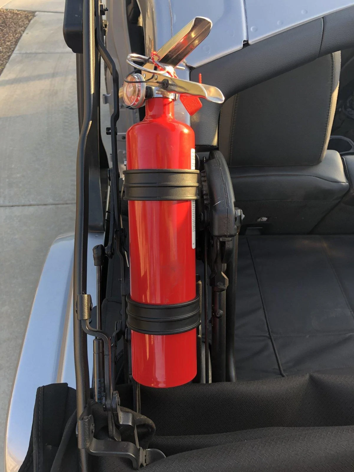 Jeep Wrangler JL Cool Tech H3R Fire Extinguisher Kit IMG_1427