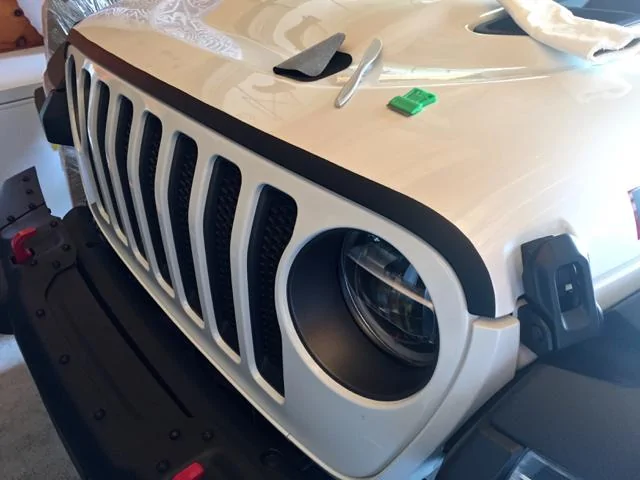 Jeep Wrangler JL Damon's white JLU Rubicon build Plasti_hood_deflector2
