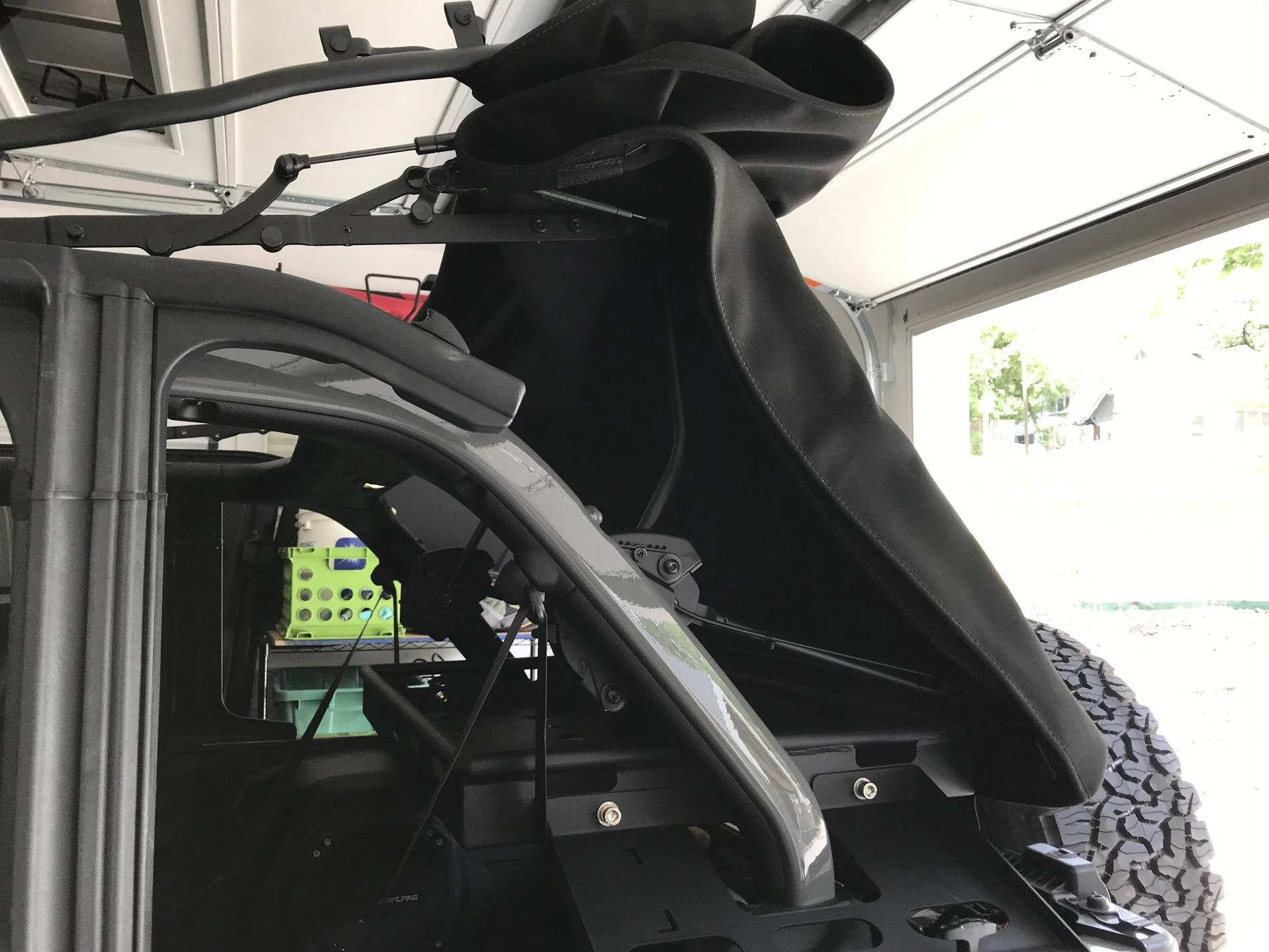 Jeep Wrangler JL Advice needed about cargo area shelf B66FF43F-B6E8-4C1D-A676-52A205E26D7E