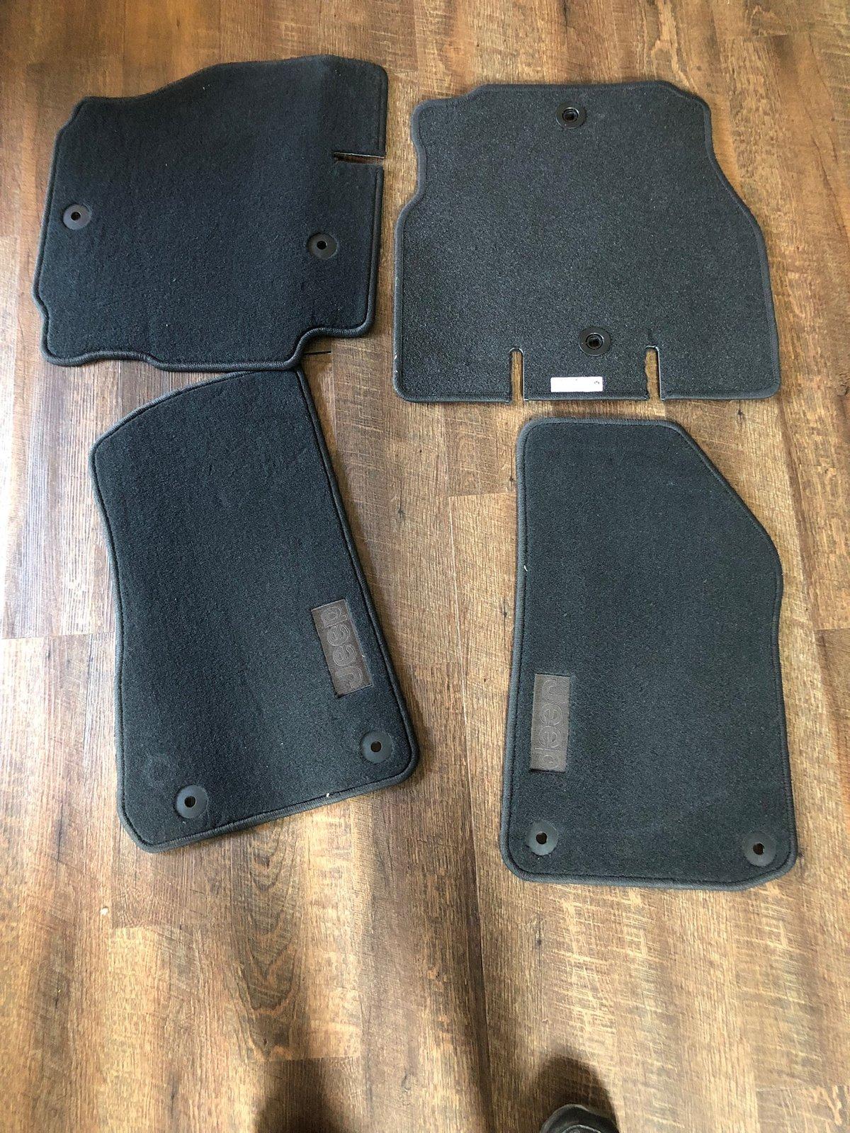 Jeep Wrangler JL JLU factory floor mats 499B0382-14A4-4C0B-B0B8-4C5A285E7A46